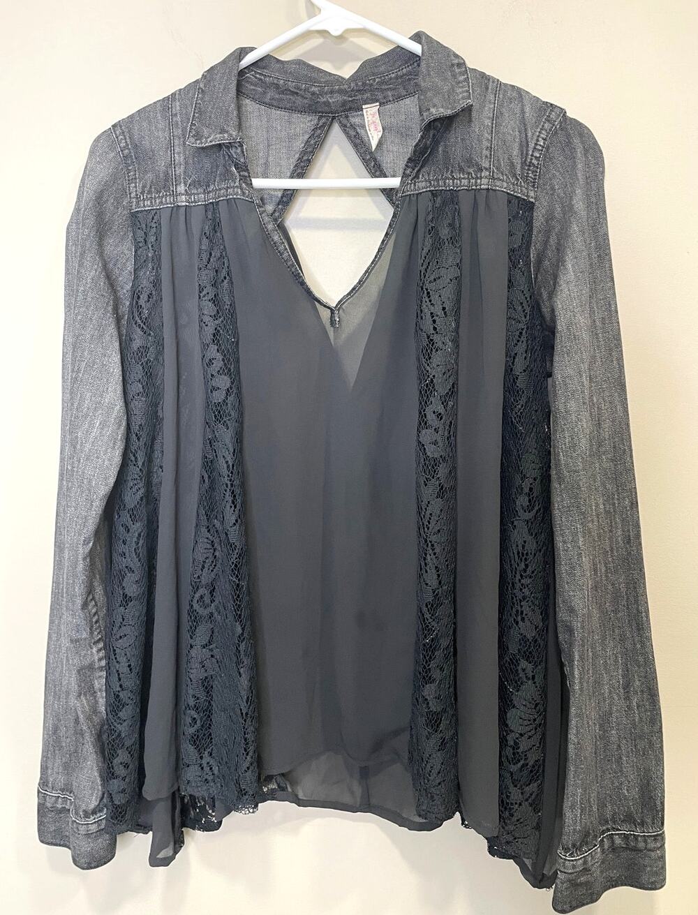 Women's Gray Mixed-Media Lace & Denim Blouse